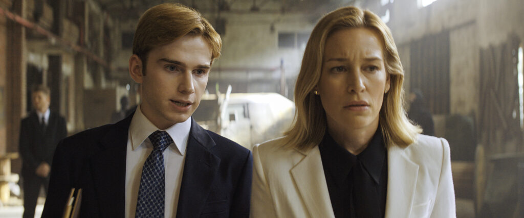 Louis Landau as Oliver Barnes and Piper Perabo as Juno.