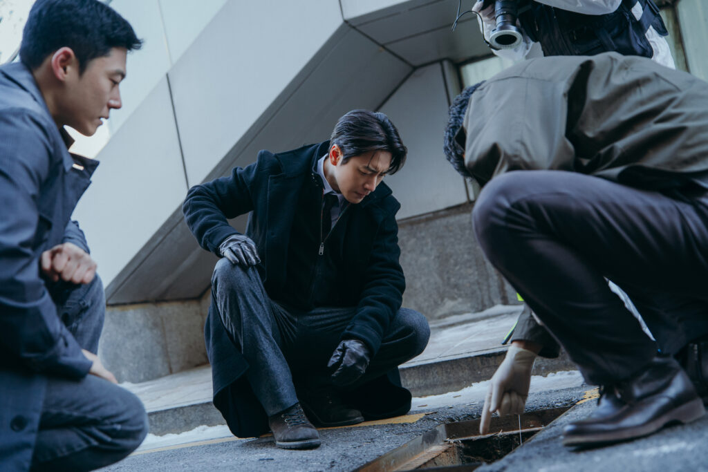 Lee Jun-hyuk as Park Mu-gyeong in The Art of Sarah