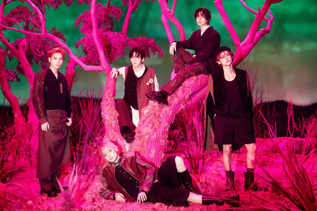 TOMORROW X TOGETHER group photo for "7TH YEAR: A Moment of Stillness in the Thorns"